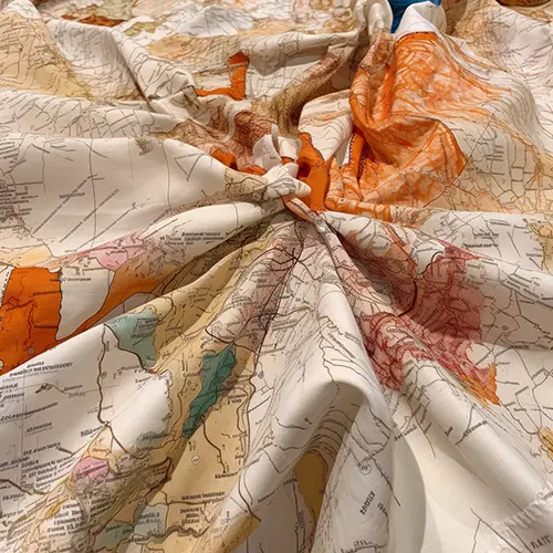 Tessuto con mappa del mondo serigrafata