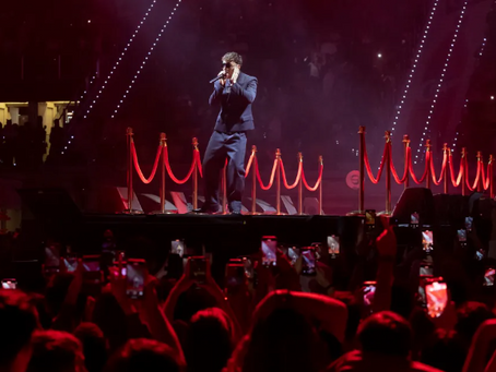 Quevedo durante su "Buenas Noches Tour" en el Palacio de los Deportes el 23 de abril de 2025 en Ciudad de México