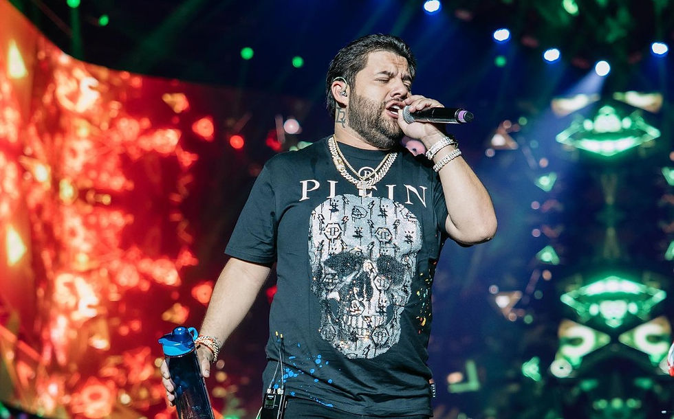 Luis R. Conriquez durante un concierto