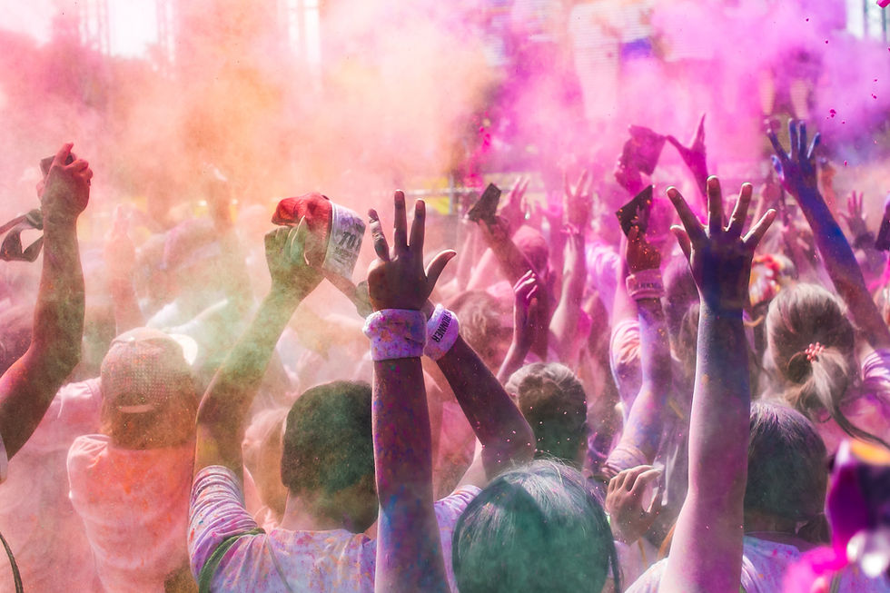 Folla colorata del festival