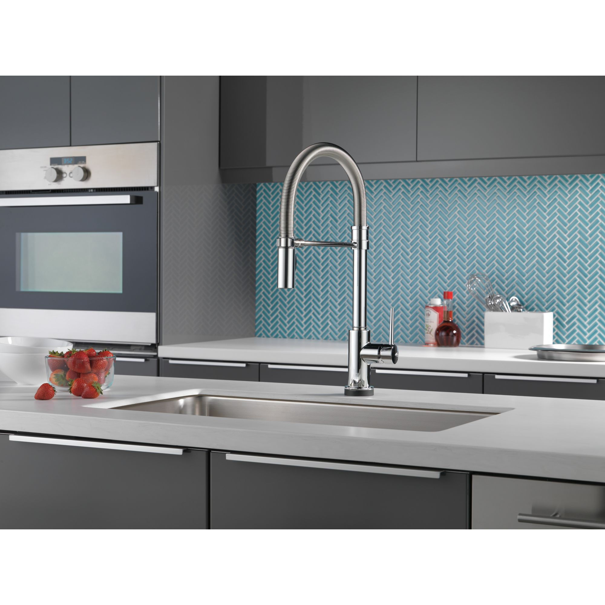 DELTA Trinsic Single Handle Pull-down Kitchen Faucet With Spring Spout With Touc