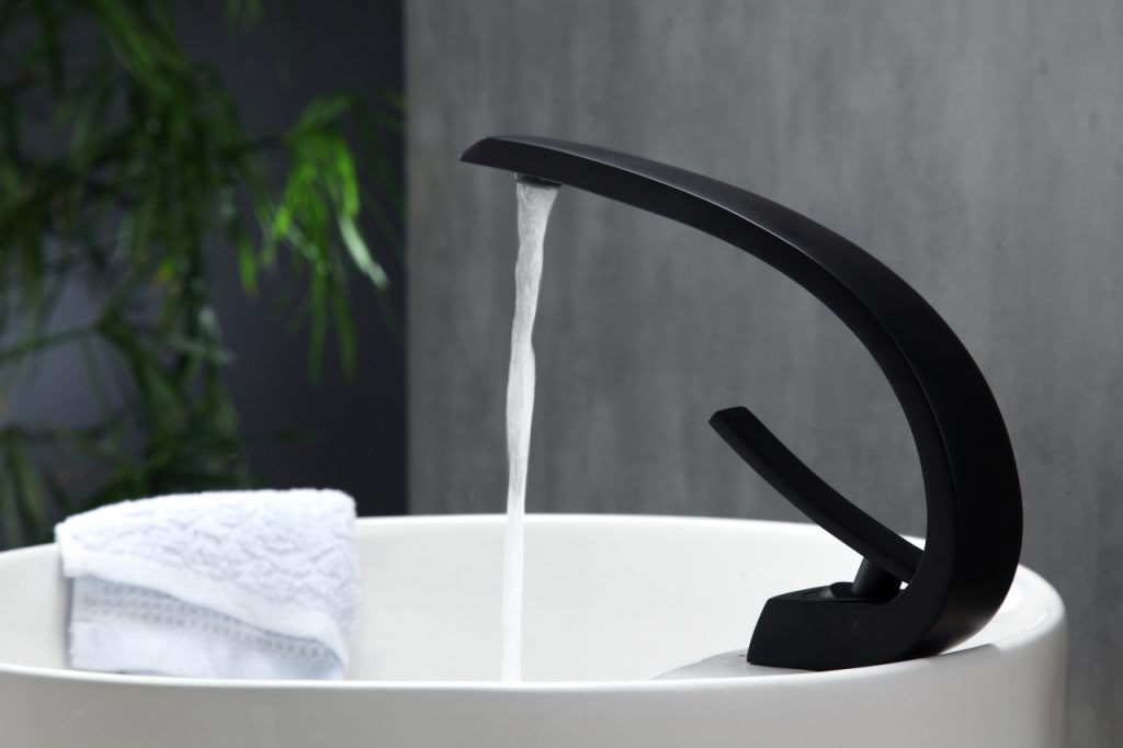 AQUA ARCCO SINGLE HOLE MOUNT BATHROOM VANITY FAUCET – BLACK