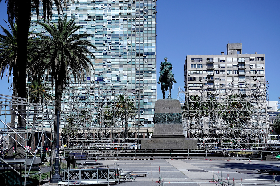 Preparativos para la asunción presidencial en la Plaza Independencia en Montevideo. Foto: Javier Calvelo / adhocFOTOS.