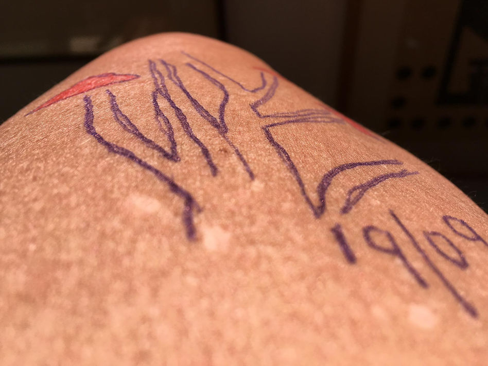 DIÁLOGOS / DIÁRIOS ou de como sobrevoar o tempo
2018
Registro fotográfico de intervenção s/ corpo
200 x 100 cm