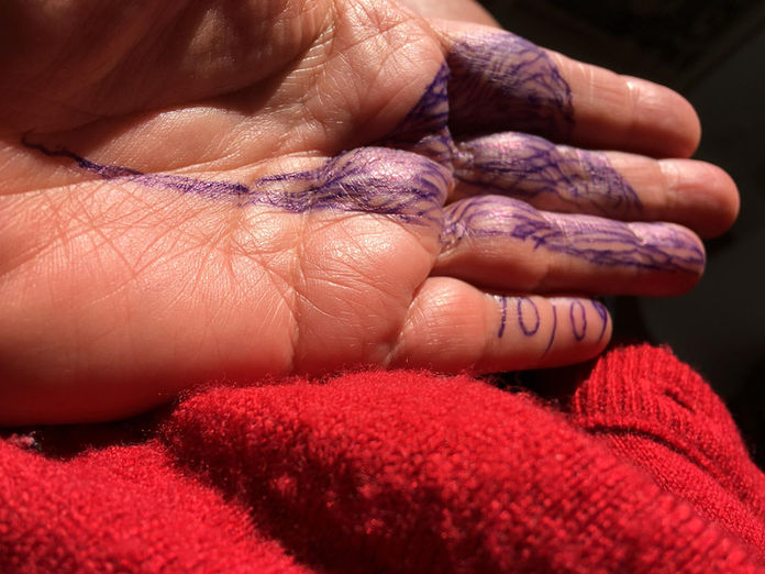 DIÁLOGOS / DIÁRIOS ou de como sobrevoar o tempo
2018
Registro fotográfico de intervenção s/ corpo
200 x 100 cm