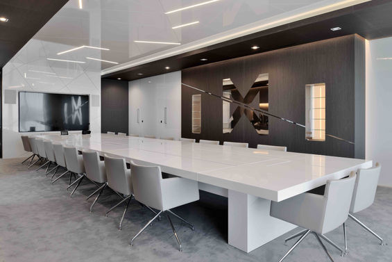 Novospace - Salle de réunion, grande table sur-mesure.jpg