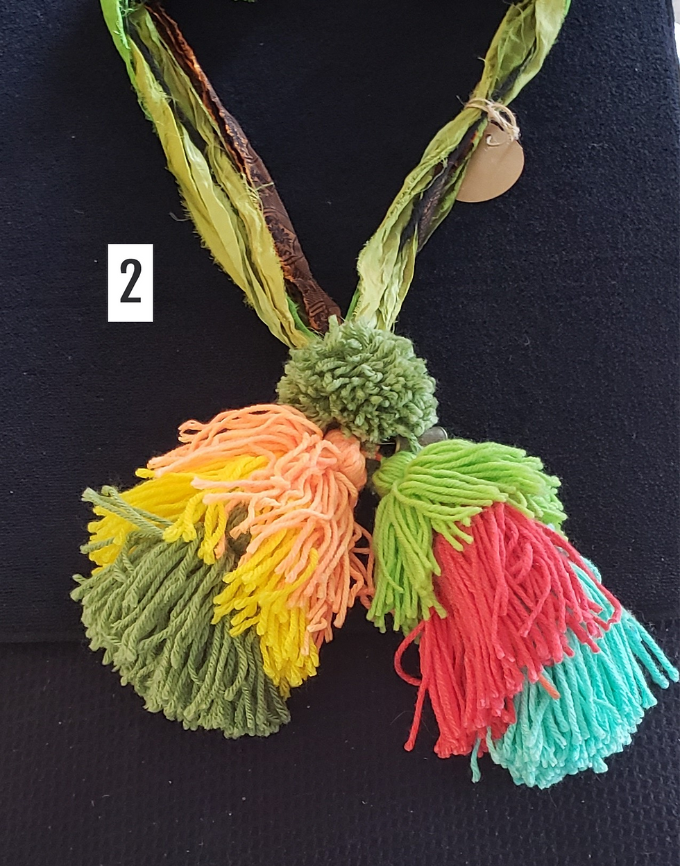 Thumbnail: Sari Neck Garland