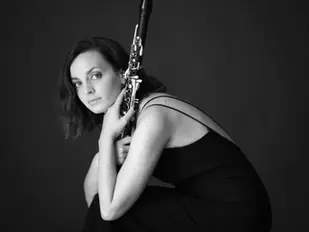 CAROLA ORTIZ en Entrelares a las 22h