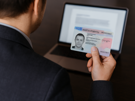 Предприниматель держит карту побыту