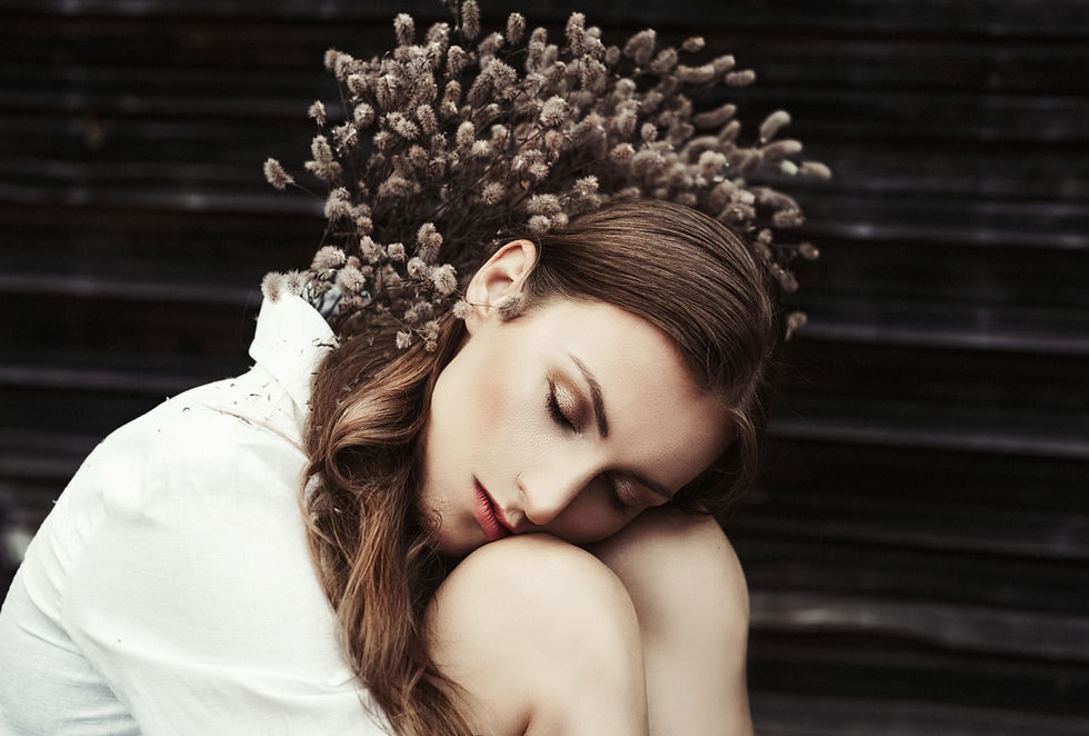 Artima žmogaus rankos laikomos širdies vietoje, simbolizuojančios savęs pažinimą