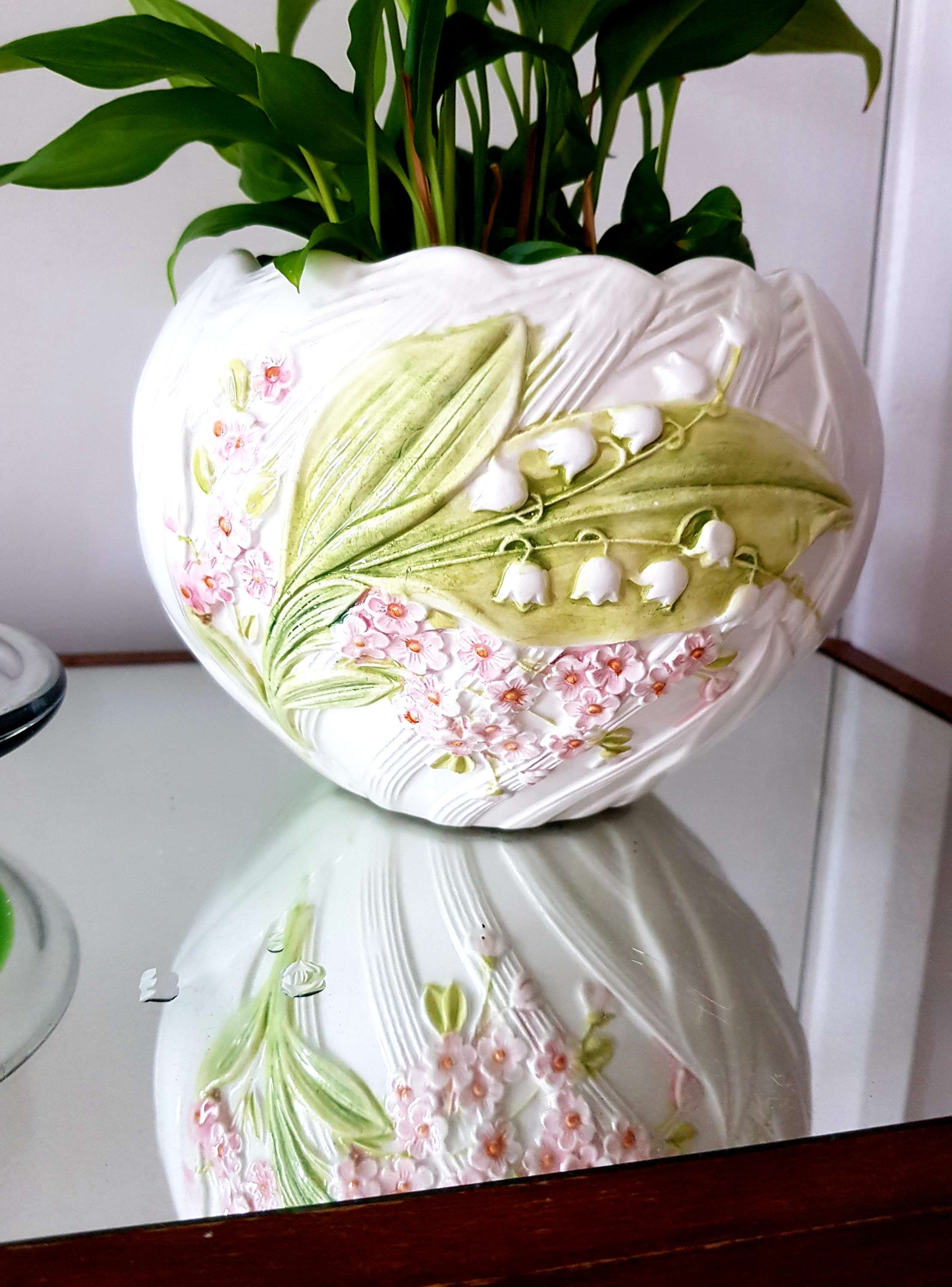 Italian ceramic majolica lily of the valley plant pot with scalloped edge