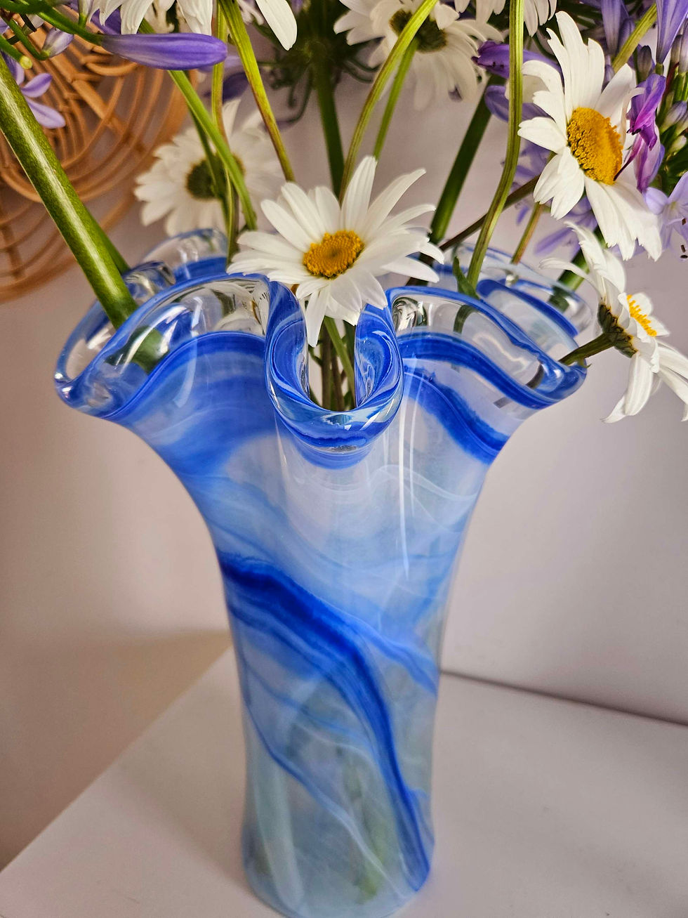 Magnificent Murano glass art, handkerchief vase with marbling effect