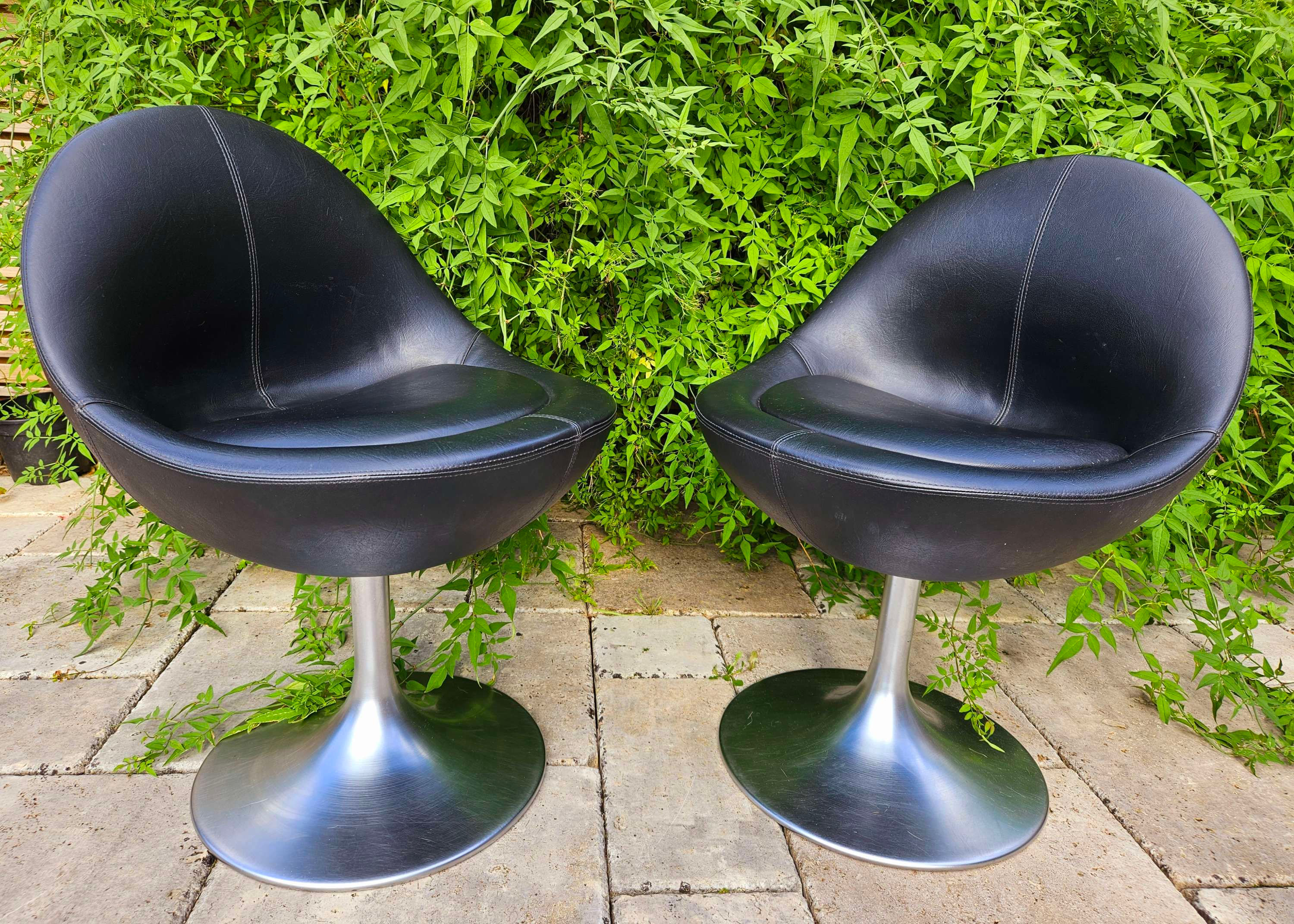 Pair of authentic 'Venus' tulip chairs designed by Börje Johanson