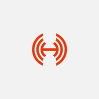 Logotipo da marca Huricane com design minimalista em vermelho. O símbolo é composto por três semicírculos concêntricos de cada lado, formando ondas que se abrem a partir de um "H" estilizado central, que também lembra um campo magnético ou emissão de sinal.