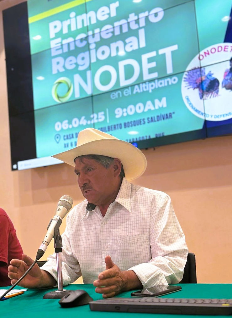 Don Lupe, productor de papas de Tlatlauquitepec, exigiendo un compromiso del cabildo con el ordenamiento ecológico / Imagen: Onodet