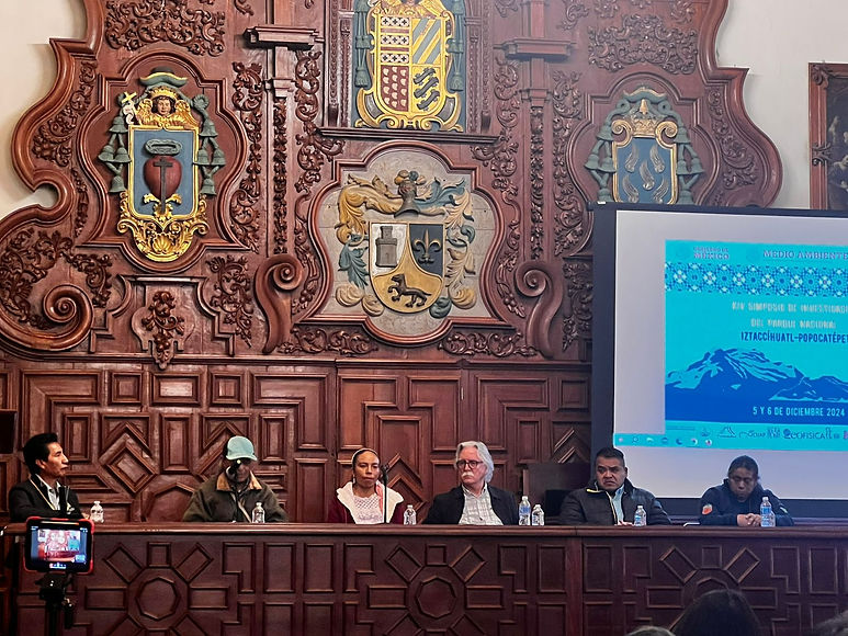 Los participantes del conversatorio sobre los tiemperos en el Salón Barroco / Imagen; Cupreder