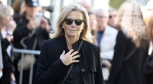 Claire Chazal aux obsèques de Nathalie Baye : une frayeur inattendue au cœur d’un hommage bouleversant