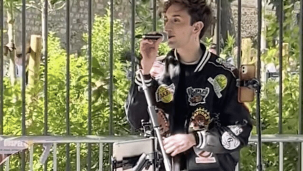 "Avant Star Academy : Victor chantait dans les rues de Paris, des images inédites refont surface !"