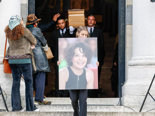 Au Père-Lachaise, un dernier message d’Isabelle Mergault bouleverse l’assemblée : une cérémonie marquée par les larmes, les souvenirs et une émotion à fleur de peau