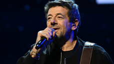 "C'est un souvenir assez violent" - Gravement blessé il y a six ans sur la scène des Enfoirés, Patrick Bruel revient sur un souvenir marquant et chargé d’émotion