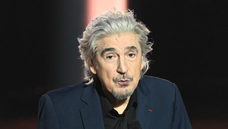 "Je n’ai pas envie qu’on me voie diminué" : les confidences émues de Serge Lama sur son choix d’arrêter la scène