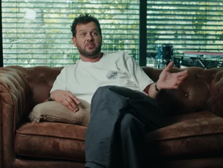 Grandes baies vitrées, silence et amour : Claudio Capéo ouvre les portes de son refuge secret en Alsace