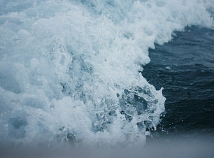 Vagues océaniques déferlantes