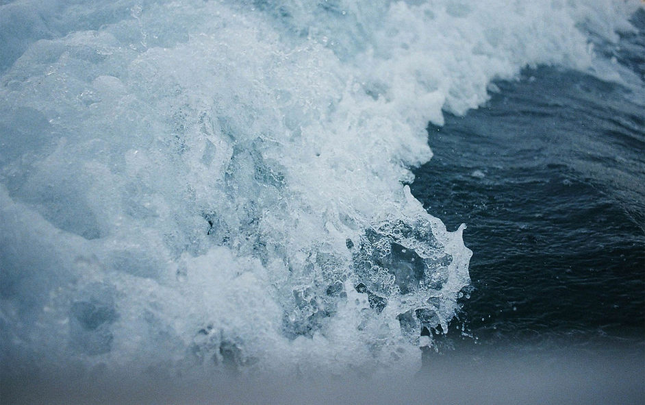 Le onde dell'oceano si infrangono
