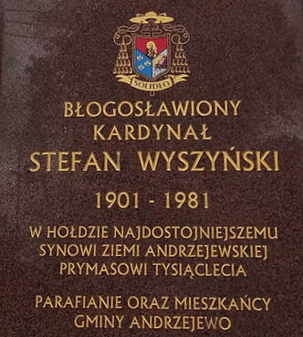 Herb na pomniku w Andrzejewie.