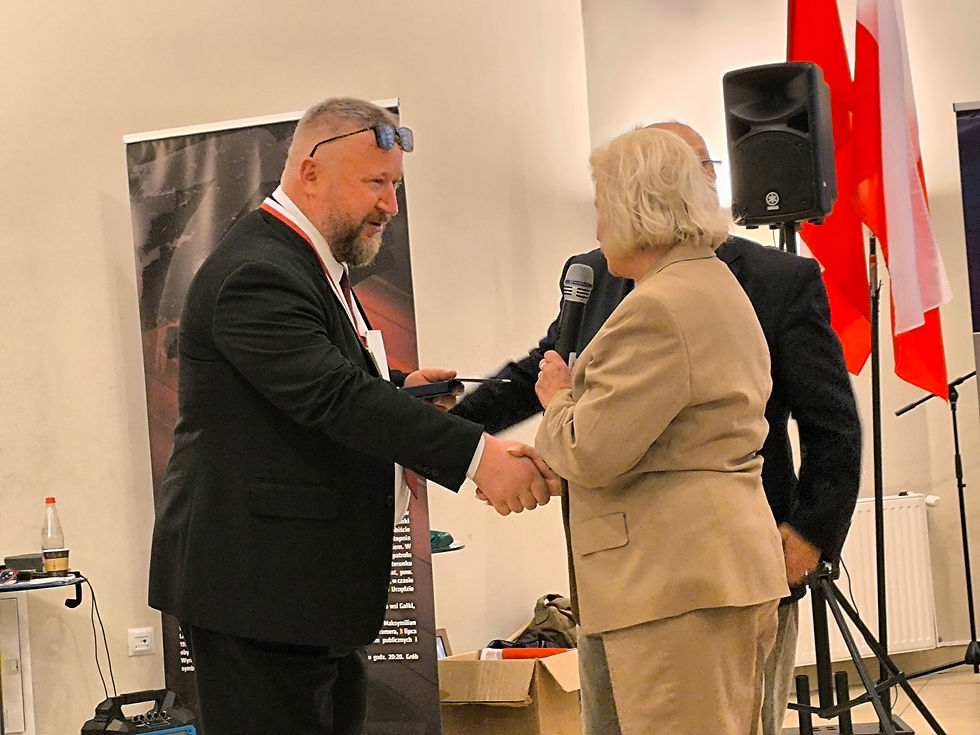 Jacek W. Gierwatowski odbiera medal.