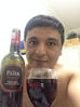 trabalhando e apreciando um bom vinho..