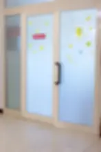 Porta a vetri con scritta Reception e decorazioni gialle