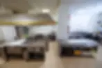 Cucina professionale in acciaio inox con piastre e cappa.