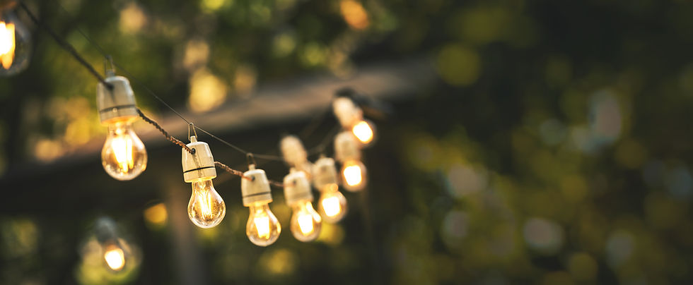 Catena di lampadine accese all'aperto per eventi