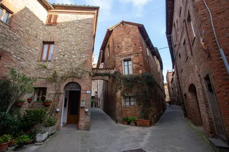 Vicolo medievale con case in mattoni a Certaldo Alto
