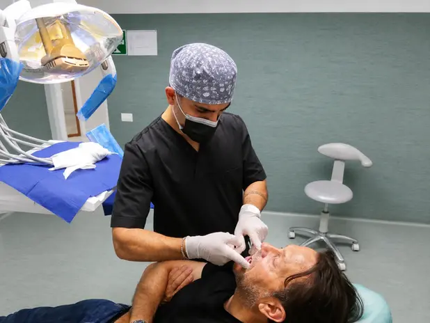 Dentista Catania mentre effettua un controllo a un paziente