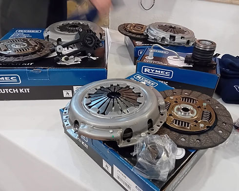 Kit frizione Rytec e ricambi meccanici su un tavolo