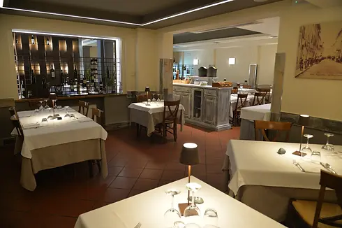 Sala ristorante elegante con tavoli apparecchiati