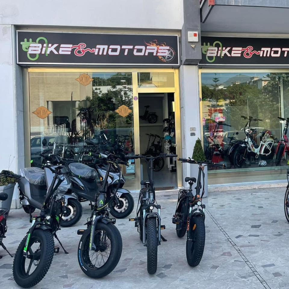 Negozio Bike & Motors con bici elettriche in esposizione