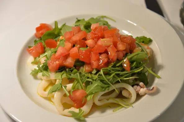 Calamari alla griglia con rucola e pomodorini freschi