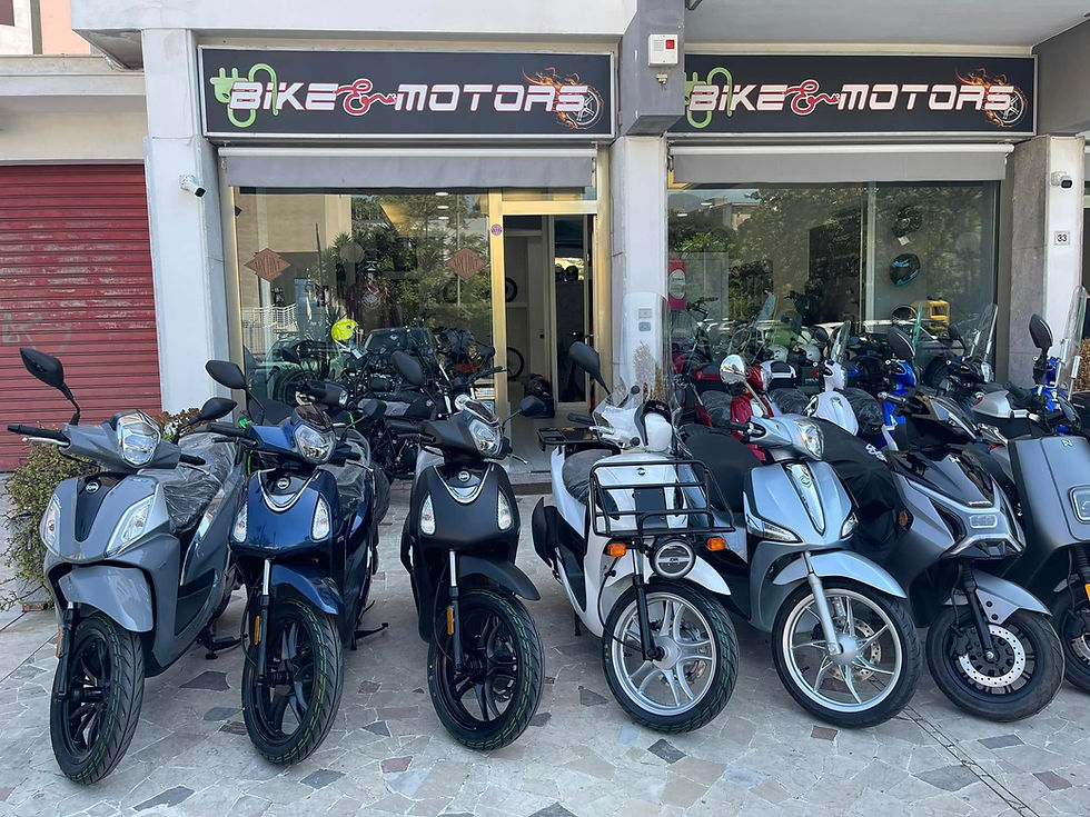Ingresso negozio Bike & Motors con scooter in esposizione