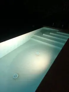 Piscina interna illuminata con scalinata d'ingresso