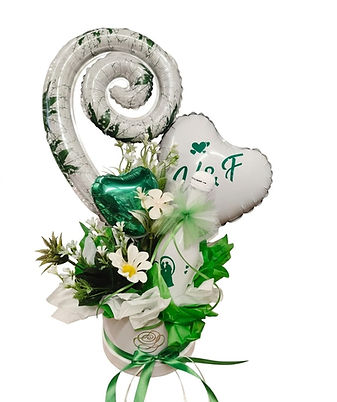 composizione floreale e palloncini a forma di cuore