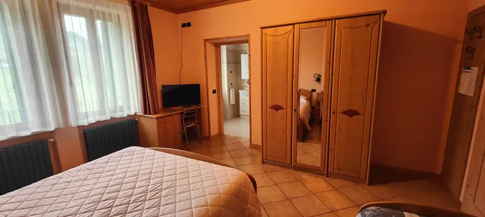 Camera da letto con armadio in legno e letto matrimoniale