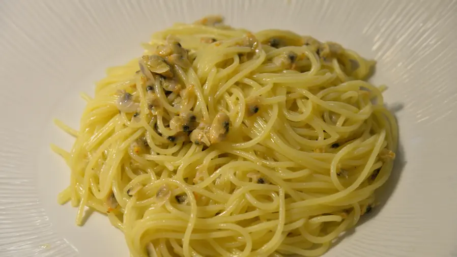 Spaghetti alle vongole serviti in un piatto bianco.