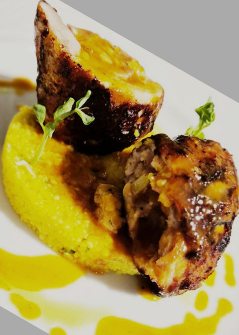 Arrosto di carne ripieno con contorno di purè giallo