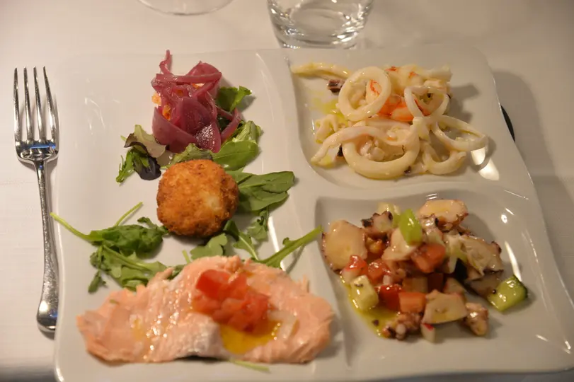 Antipasto misto di mare con calamari e pesce fresco
