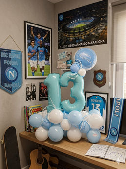 Composizione di palloncini azzurri e bianchi per 13 anni