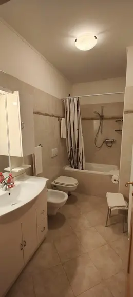 Bagno moderno con vasca, bidet e lavabo bianco