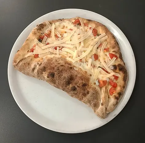 Calzone farcito con pomodoro e formaggio grattugiato